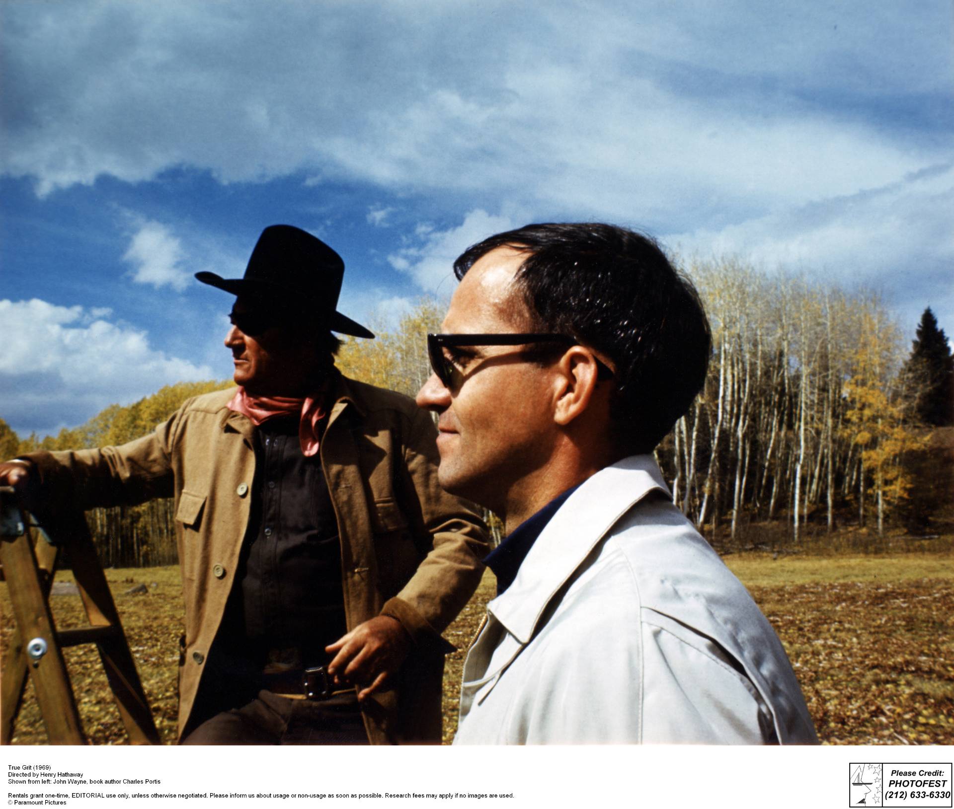 The author Charles Portis joined John Wayne on the set of the 1969 film adaptation of his novel 鈥淭rue Grit.鈥漃hotograph from Paramount Pictures / Photofest